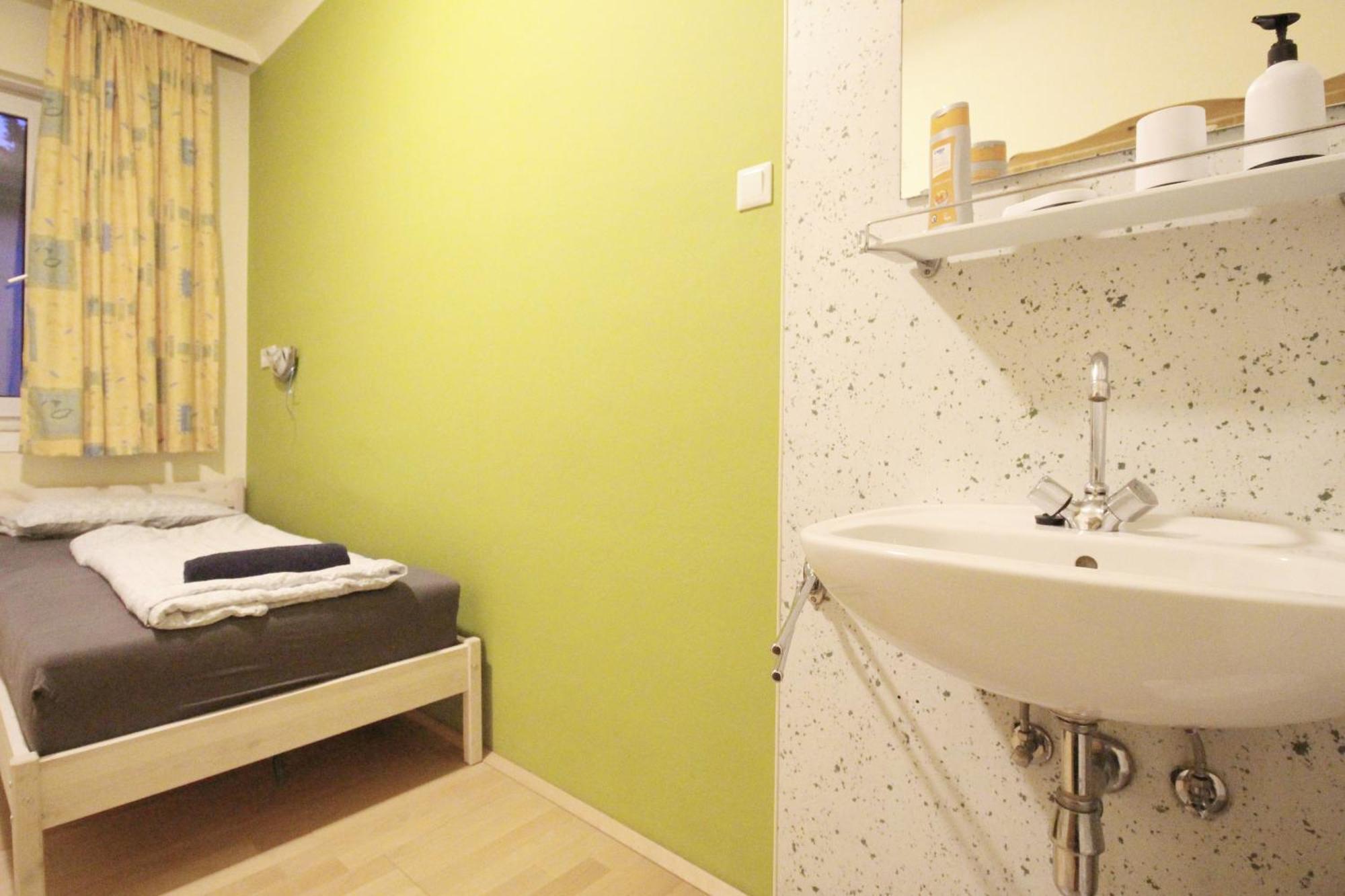 Single In Hutteldorfer Strasse Area * Wien