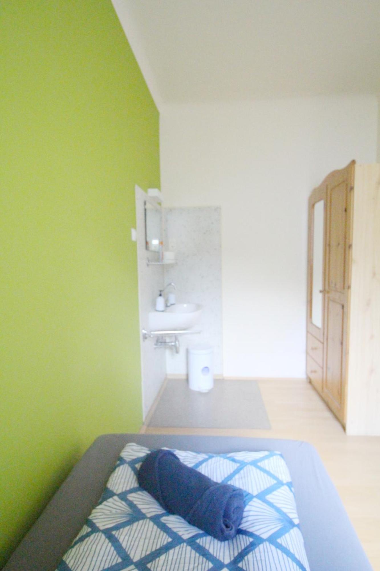 Single In Hutteldorfer Strasse Area Privatunterkunft